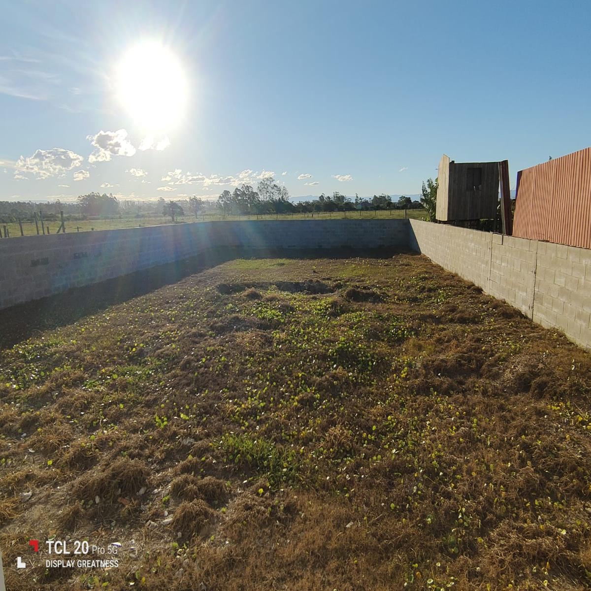 Casa com amplo terreno - Bairro Caverazinho